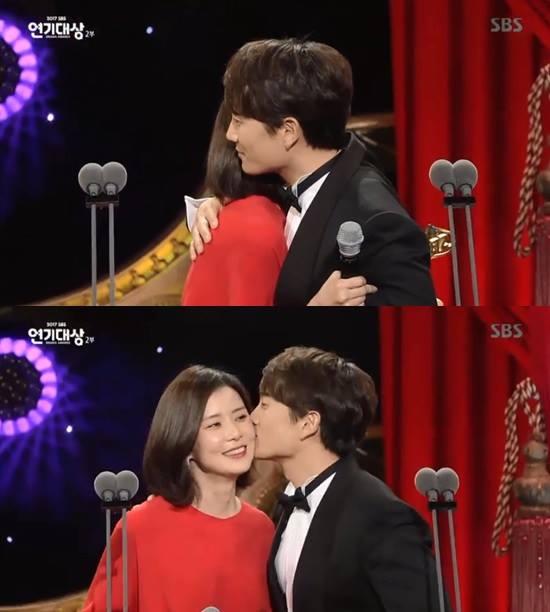 Mới chia tay Lee Min Ho, Suzy diện váy tựa amp;#34;nữ thầnamp;#34; cùng mỹ nam khác trở thành amp;#34;best coupleamp;#34; - 7
