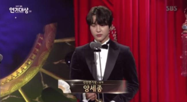 Mới chia tay Lee Min Ho, Suzy diện váy tựa amp;#34;nữ thầnamp;#34; cùng mỹ nam khác trở thành amp;#34;best coupleamp;#34; - 8
