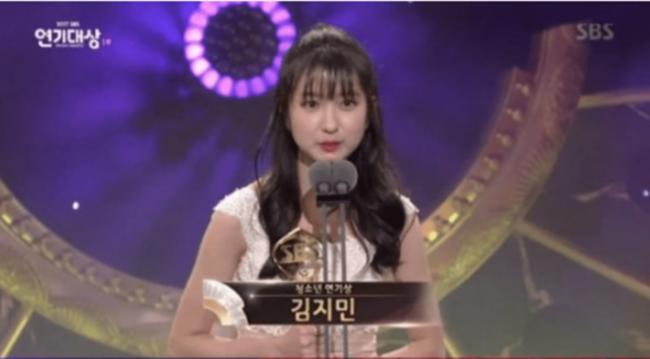 Mới chia tay Lee Min Ho, Suzy diện váy tựa amp;#34;nữ thầnamp;#34; cùng mỹ nam khác trở thành amp;#34;best coupleamp;#34; - 10