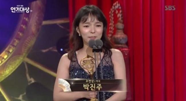 Mới chia tay Lee Min Ho, Suzy diện váy tựa amp;#34;nữ thầnamp;#34; cùng mỹ nam khác trở thành amp;#34;best coupleamp;#34; - 12