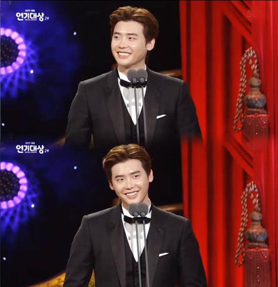 Mới chia tay Lee Min Ho, Suzy diện váy tựa amp;#34;nữ thầnamp;#34; cùng mỹ nam khác trở thành amp;#34;best coupleamp;#34; - 5