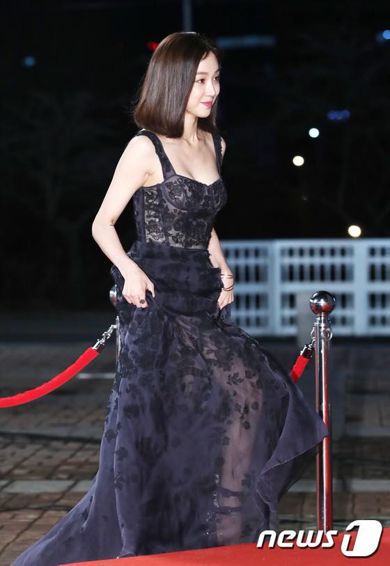Mỹ nhân Hậu Duệ Mặt Trời Kim Ji Won khiến khán giả chết lặng vì quá đẹp - 10