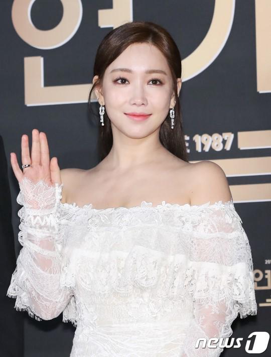 Mỹ nhân Hậu Duệ Mặt Trời Kim Ji Won khiến khán giả chết lặng vì quá đẹp - 9