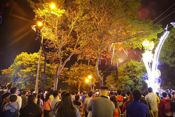 Pháo hoa rực sáng bầu trời Hà Nội, TP.HCM, chào mừng năm mới 2018 đã đến - 10