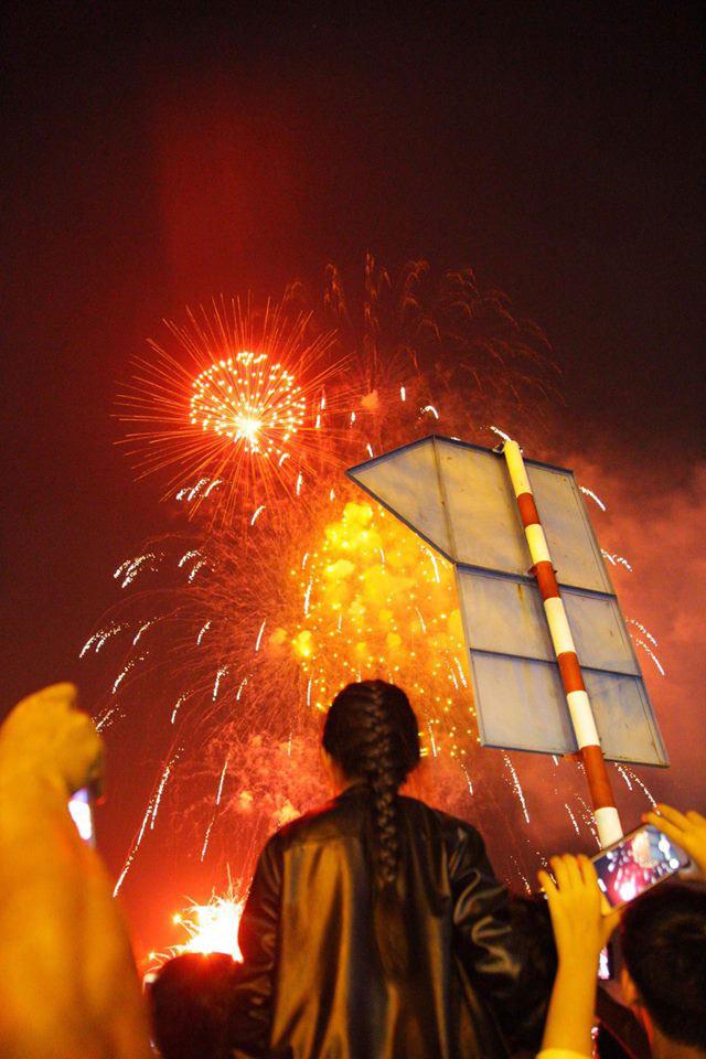 Pháo hoa rực sáng bầu trời Hà Nội, TP.HCM, chào mừng năm mới 2018 đã đến - 6