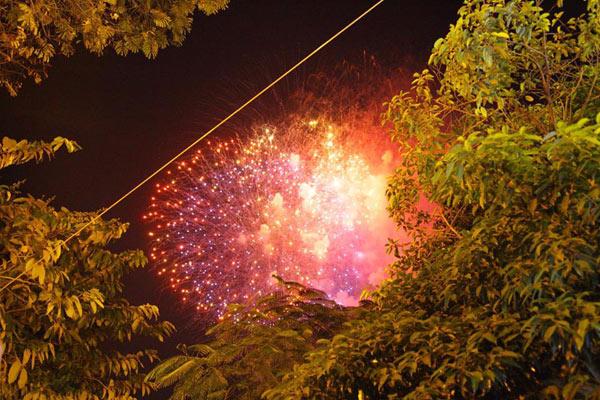 Pháo hoa rực sáng bầu trời Hà Nội, TP.HCM, chào mừng năm mới 2018 đã đến - 9