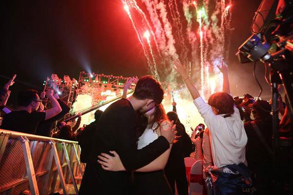 Pháo hoa rực sáng bầu trời Hà Nội, TP.HCM, chào mừng năm mới 2018 đã đến - 14