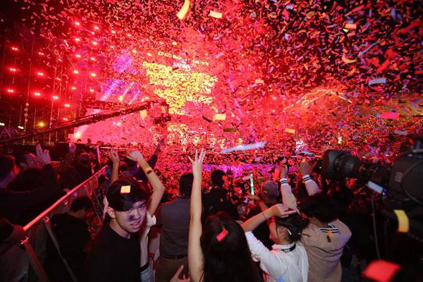 Pháo hoa rực sáng bầu trời Hà Nội, TP.HCM, chào mừng năm mới 2018 đã đến - 15