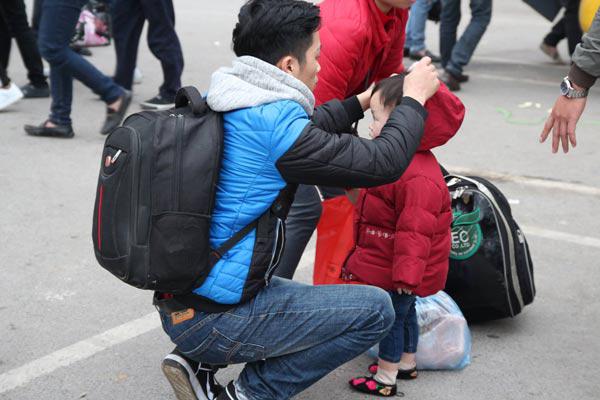 Sau dịp nghỉ Tết Dương lịch, trẻ nhỏ “vật vã” trên xe máy theo bố mẹ trở lại thành phố - 15