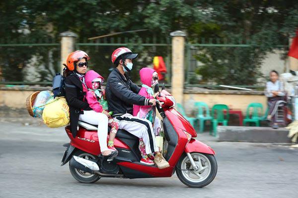 Sau dịp nghỉ Tết Dương lịch, trẻ nhỏ “vật vã” trên xe máy theo bố mẹ trở lại thành phố - 6