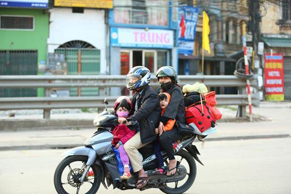 Sau dịp nghỉ Tết Dương lịch, trẻ nhỏ “vật vã” trên xe máy theo bố mẹ trở lại thành phố - 9