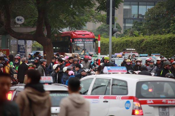 Sau dịp nghỉ Tết Dương lịch, trẻ nhỏ “vật vã” trên xe máy theo bố mẹ trở lại thành phố - 2