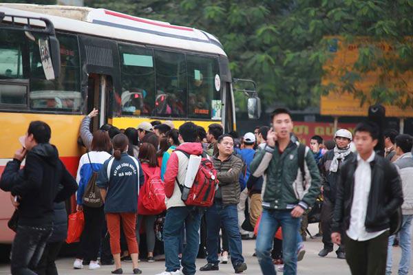 Sau dịp nghỉ Tết Dương lịch, trẻ nhỏ “vật vã” trên xe máy theo bố mẹ trở lại thành phố - 16