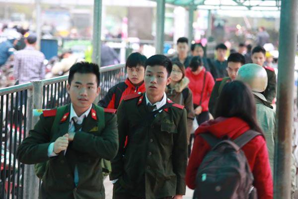 Sau dịp nghỉ Tết Dương lịch, trẻ nhỏ “vật vã” trên xe máy theo bố mẹ trở lại thành phố - 4