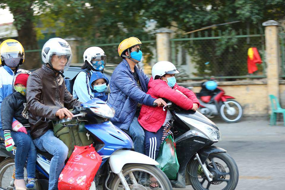 Sau dịp nghỉ Tết Dương lịch, trẻ nhỏ “vật vã” trên xe máy theo bố mẹ trở lại thành phố - 10