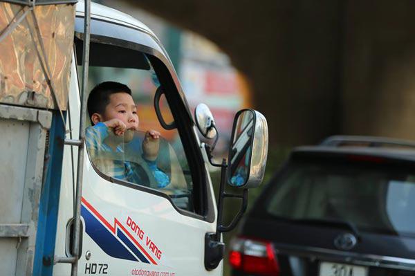 Sau dịp nghỉ Tết Dương lịch, trẻ nhỏ “vật vã” trên xe máy theo bố mẹ trở lại thành phố - 11