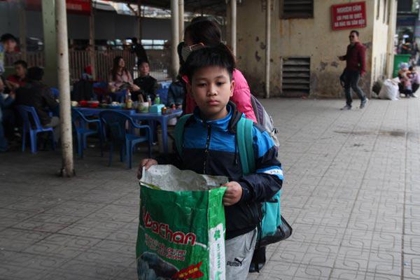 Sau dịp nghỉ Tết Dương lịch, trẻ nhỏ “vật vã” trên xe máy theo bố mẹ trở lại thành phố - 12