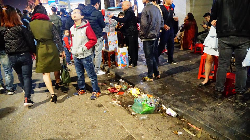Sau thời khắc đếm ngược chào năm mới 2018, rác lại ngập ngụa khắp mọi nơi - 1