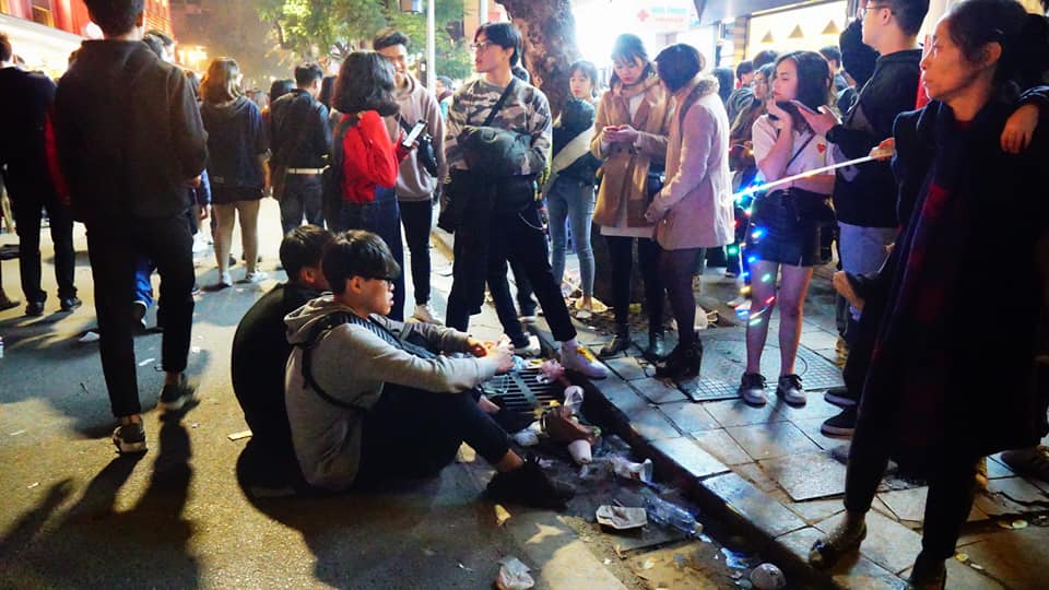 Sau thời khắc đếm ngược chào năm mới 2018, rác lại ngập ngụa khắp mọi nơi - 3