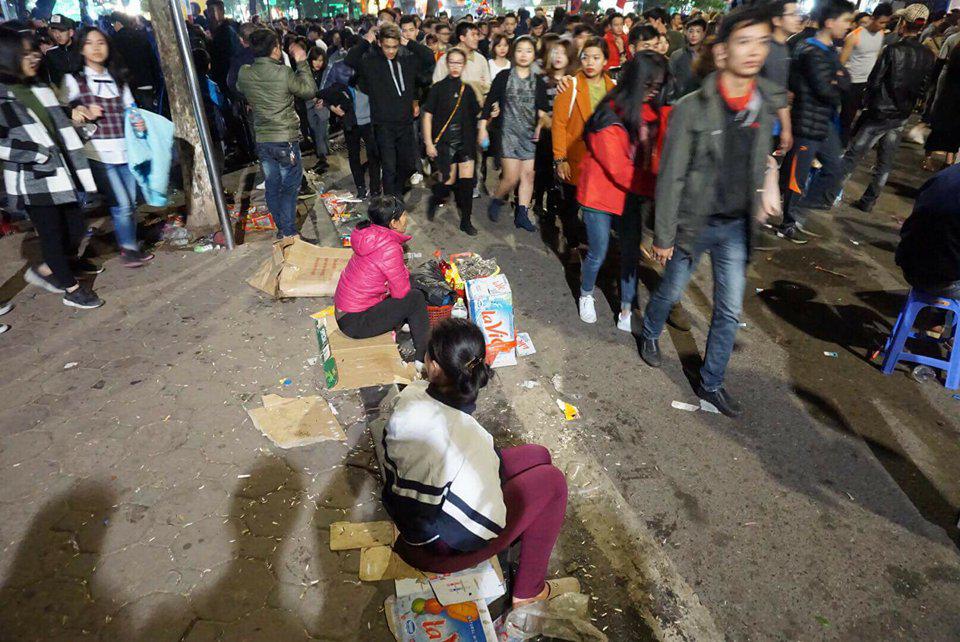 Sau thời khắc đếm ngược chào năm mới 2018, rác lại ngập ngụa khắp mọi nơi - 9