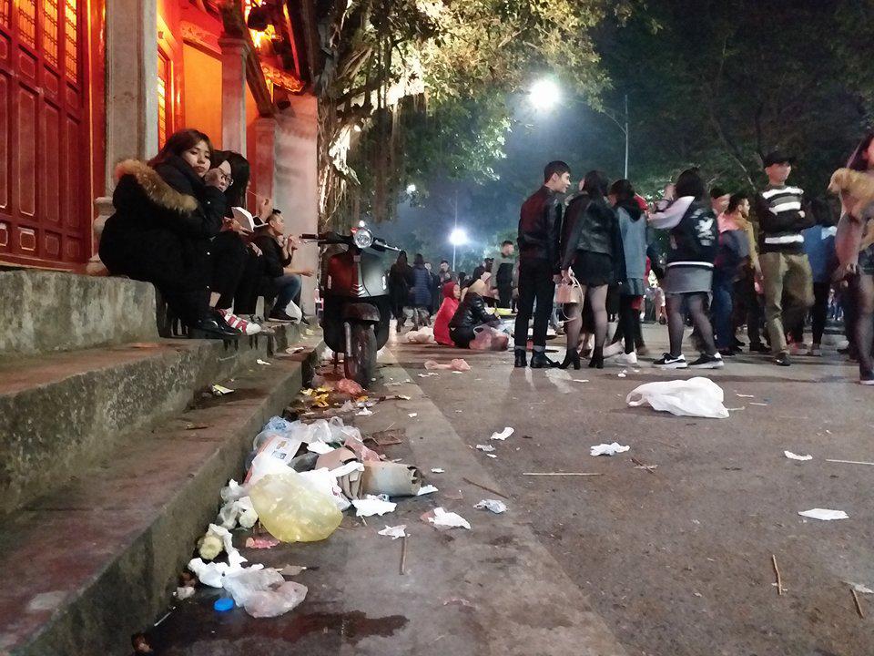 Sau thời khắc đếm ngược chào năm mới 2018, rác lại ngập ngụa khắp mọi nơi - 2
