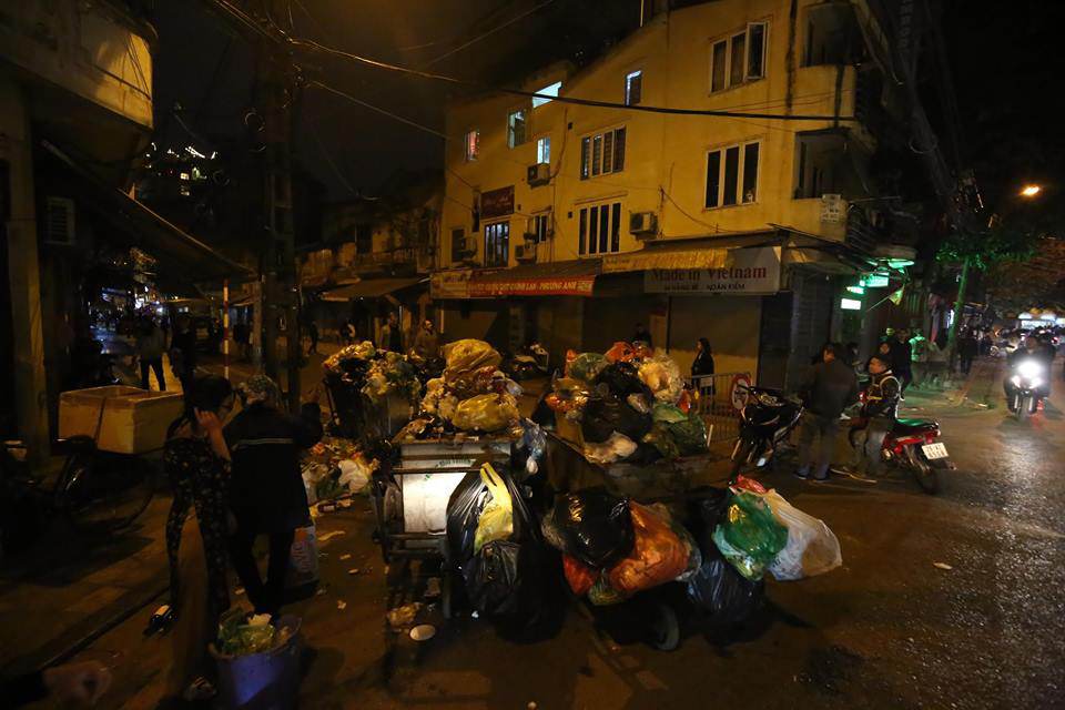 Sau thời khắc đếm ngược chào năm mới 2018, rác lại ngập ngụa khắp mọi nơi - 5
