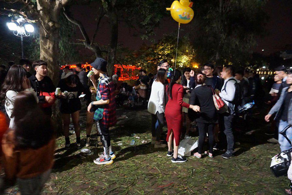 Sau thời khắc đếm ngược chào năm mới 2018, rác lại ngập ngụa khắp mọi nơi - 16