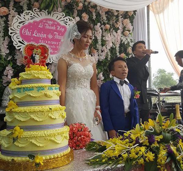 Tin tức 24h nổi bật: Chú rể cao 80cm cưới cô dâu cao 1m65, xinh như hotgirl xôn xao MXH - 1