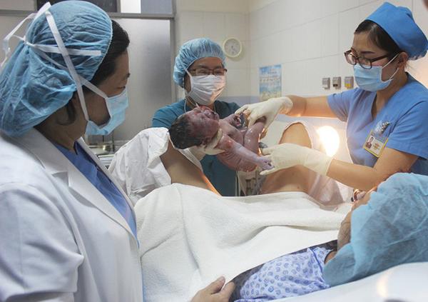 Việt Nam và các nước vui mừng chào đón những công dân đầu tiên của năm 2018 - 1