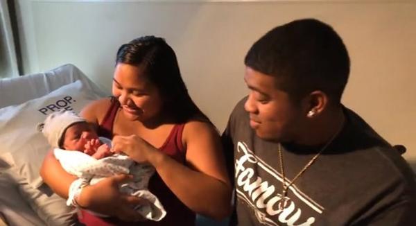 Việt Nam và các nước vui mừng chào đón những công dân đầu tiên của năm 2018 - 2