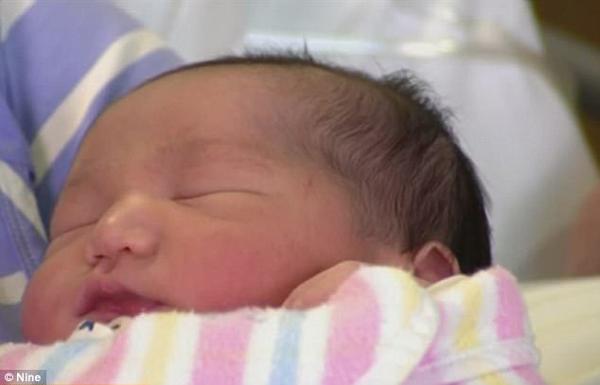 Việt Nam và các nước vui mừng chào đón những công dân đầu tiên của năm 2018 - 5