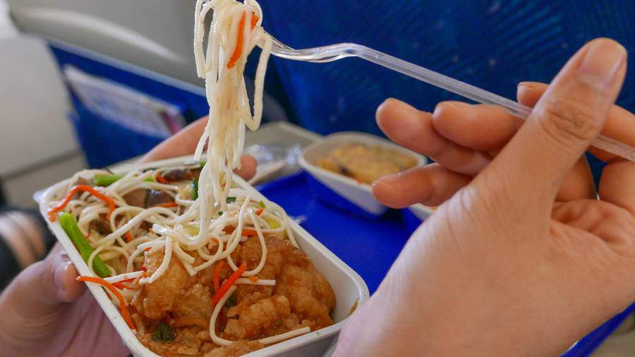 Bạn sẽ không bao giờ ăn trên máy bay khi biết lý do này - 1