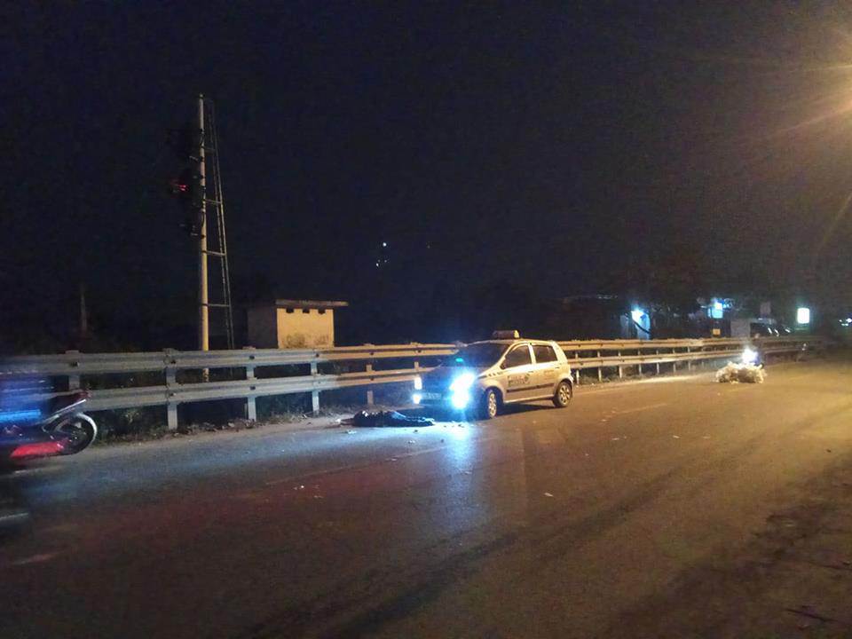 Hà Nội: amp;#34;Néamp;#34; tai nạn, đôi nam nữ bị taxi đâm thương vong - 1