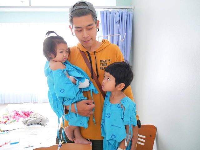 Làm đủ trò để con vui, ông bố điển trai Thái Lan được dân mạng khen nức nở - 1