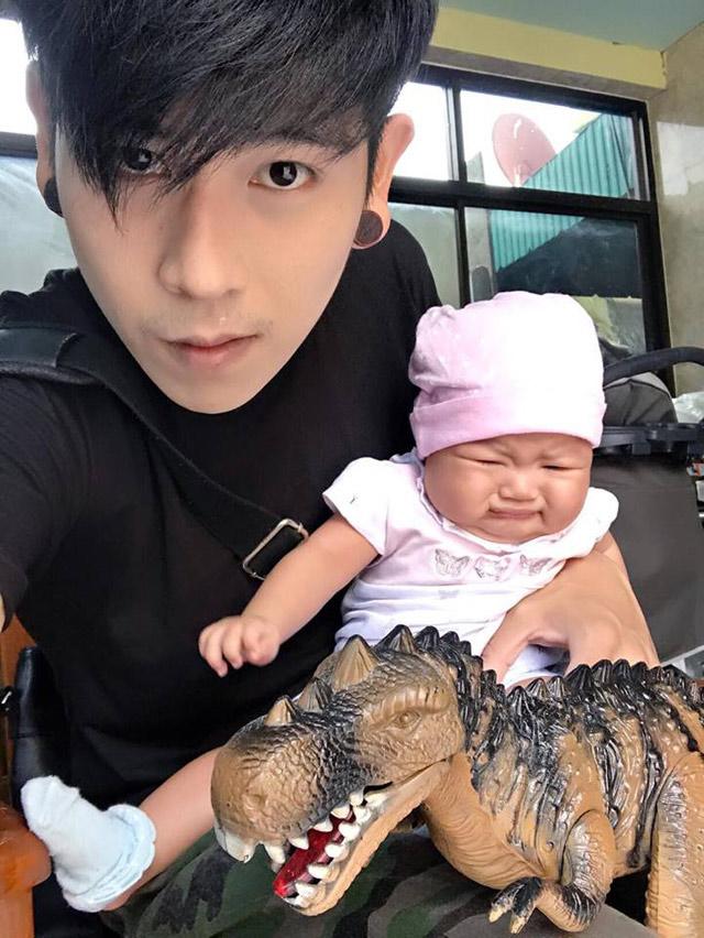 Làm đủ trò để con vui, ông bố điển trai Thái Lan được dân mạng khen nức nở - 5