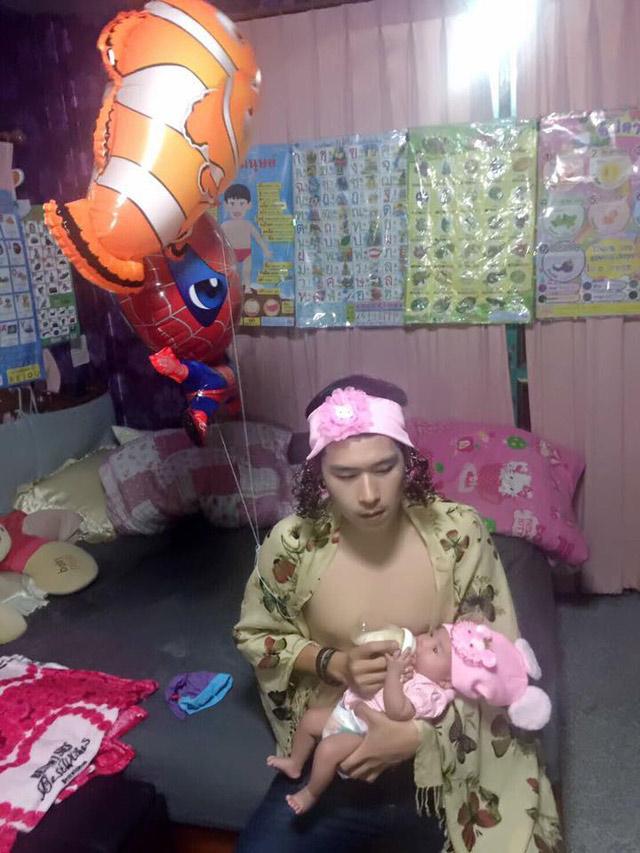 Làm đủ trò để con vui, ông bố điển trai Thái Lan được dân mạng khen nức nở - 2