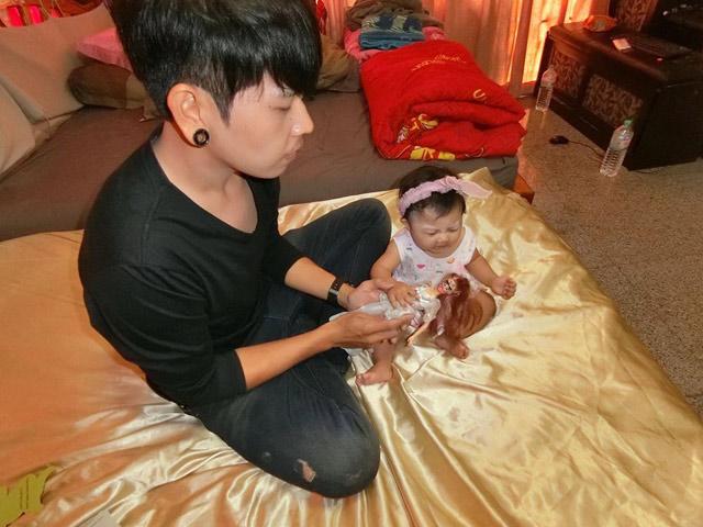 Làm đủ trò để con vui, ông bố điển trai Thái Lan được dân mạng khen nức nở - 7