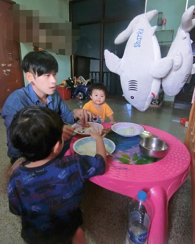 Làm đủ trò để con vui, ông bố điển trai Thái Lan được dân mạng khen nức nở - 16