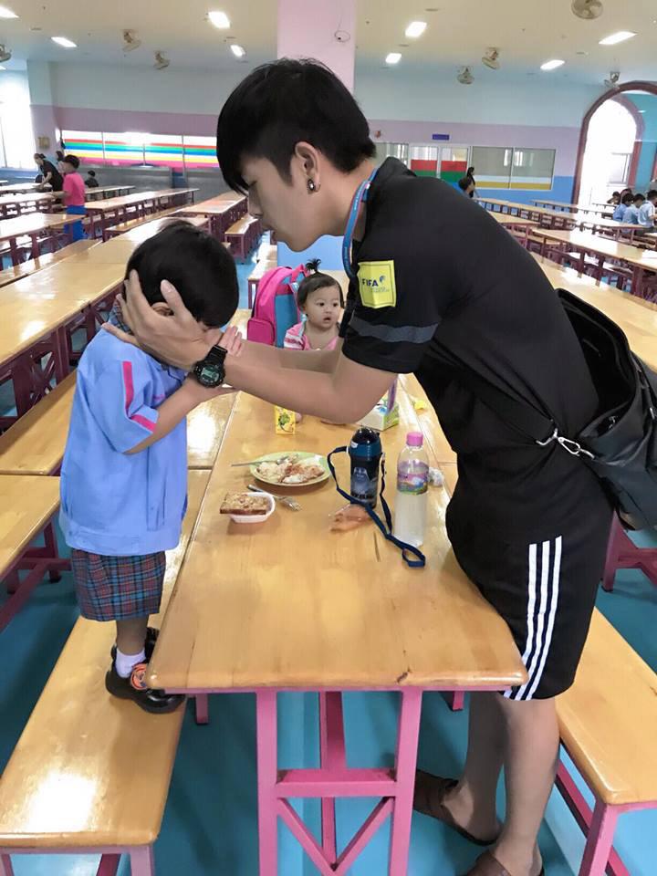 Làm đủ trò để con vui, ông bố điển trai Thái Lan được dân mạng khen nức nở - 18