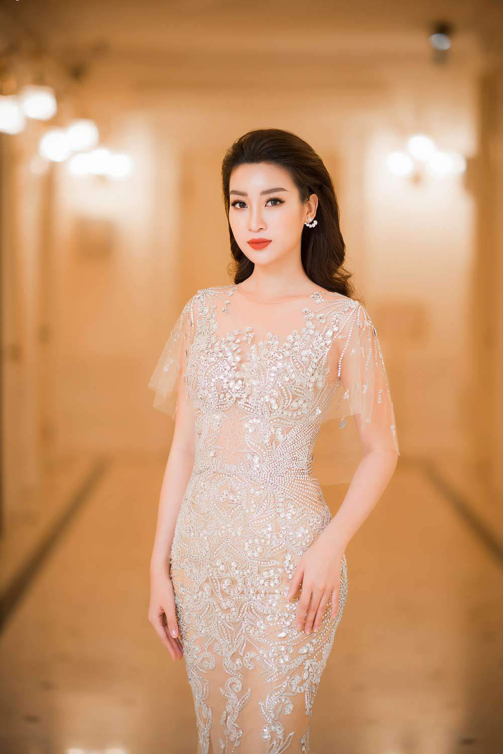 Hoa hậu Đỗ Mỹ Linh đẹp quên lối về, lấy lại phong độ sau sự cố makeup - 1