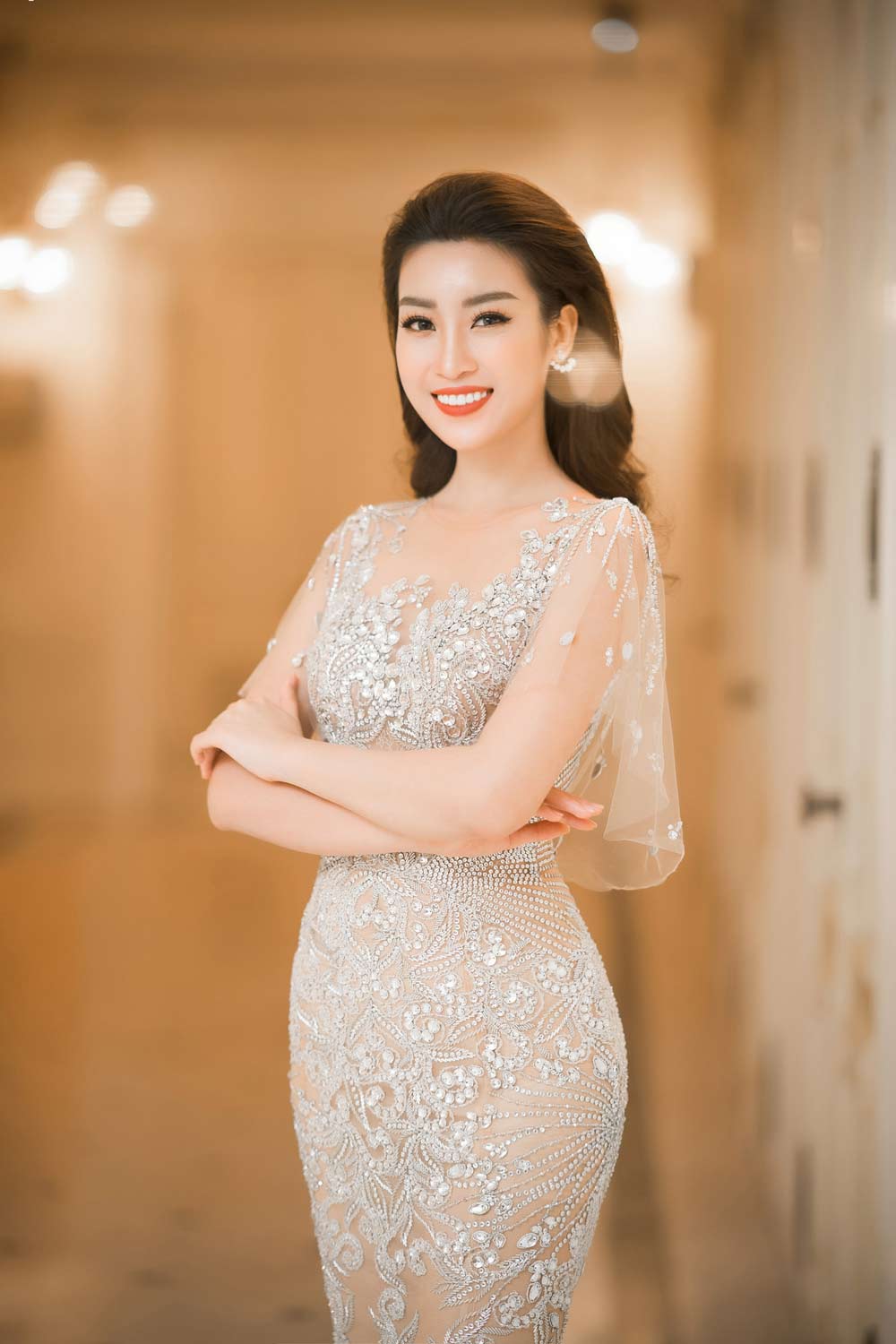 Hoa hậu Đỗ Mỹ Linh đẹp quên lối về, lấy lại phong độ sau sự cố makeup - 3