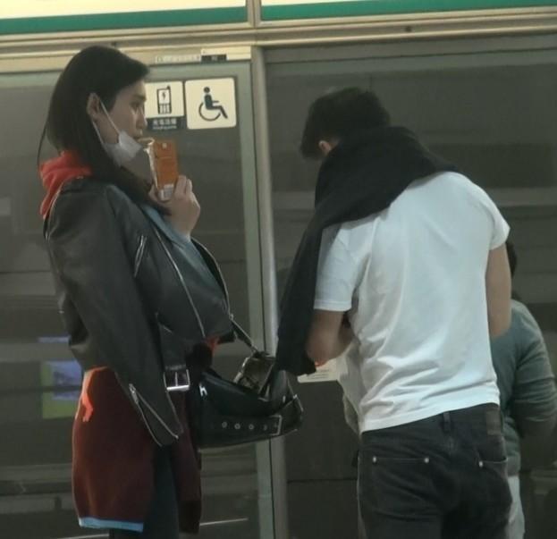 Không thừa nhận hẹn hò nhưng chân dài ngã amp;#34;sấp mặtamp;#34; tại Victoriaamp;#39;s Secret vẫn ôm ấp thiếu gia - 3