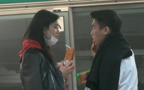 Không thừa nhận hẹn hò nhưng chân dài ngã amp;#34;sấp mặtamp;#34; tại Victoriaamp;#39;s Secret vẫn ôm ấp thiếu gia - 4