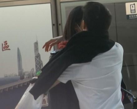 Không thừa nhận hẹn hò nhưng chân dài ngã amp;#34;sấp mặtamp;#34; tại Victoriaamp;#39;s Secret vẫn ôm ấp thiếu gia - 5