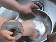 Nhà đẹp - Chỉ mất 2 phút, chị em có ngay dụng cụ cọ nồi không đau tay mà sạch sẽ vô cùng