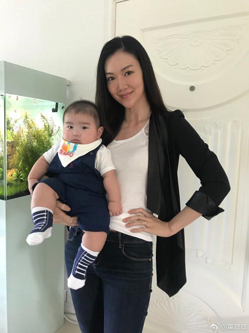 Ngôi sao 24/7: Con trai chưa đầy tuổi, tình cũ của chồng Triệu Vy đã bầu quý tử thứ 2 - 1