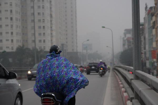 Sương mù bao trùm Hà Nội suốt ngày làm việc đầu tiên của năm 2018 - 10