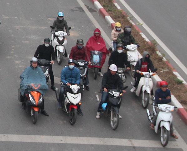 Sương mù bao trùm Hà Nội suốt ngày làm việc đầu tiên của năm 2018 - 11