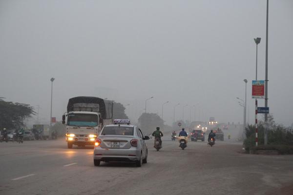 Sương mù bao trùm Hà Nội suốt ngày làm việc đầu tiên của năm 2018 - 1