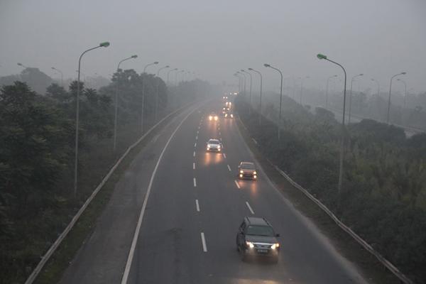 Sương mù bao trùm Hà Nội suốt ngày làm việc đầu tiên của năm 2018 - 3
